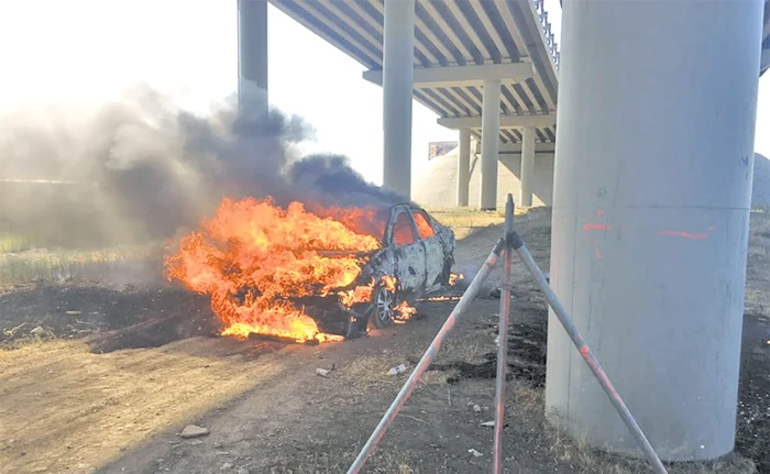 Maşina parcată sub pod a ars ca o torţă