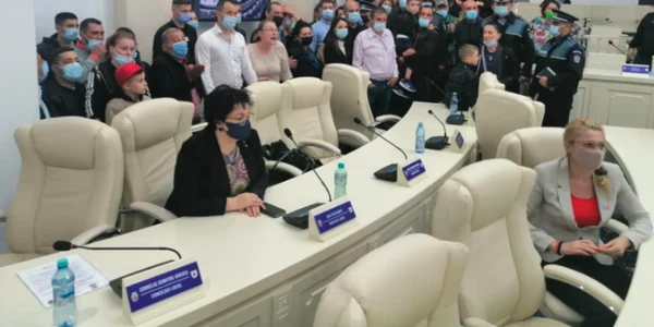 Scandal la Consiliul Local Focşani. Funcţionarii îşi cer salariile Foto Ştefan Borcea