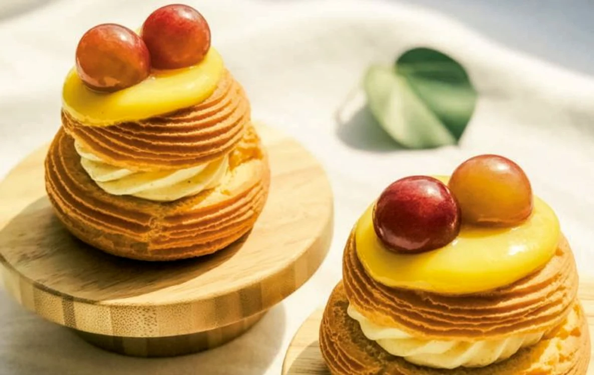 Choux cu cremă de vanilie și struguri