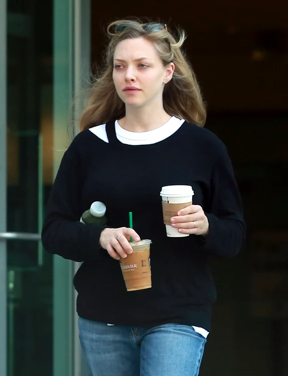 Exclusive Amanda Seyfried Out With Her Husband For The First Time Since Delivering Her Baby ***NO USE W/O PRIOR AGREEMENT CALL FOR PRICI jpeg