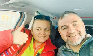 Cei doi soţi sunt  fericiţi: au pornit  spre casă  jpeg