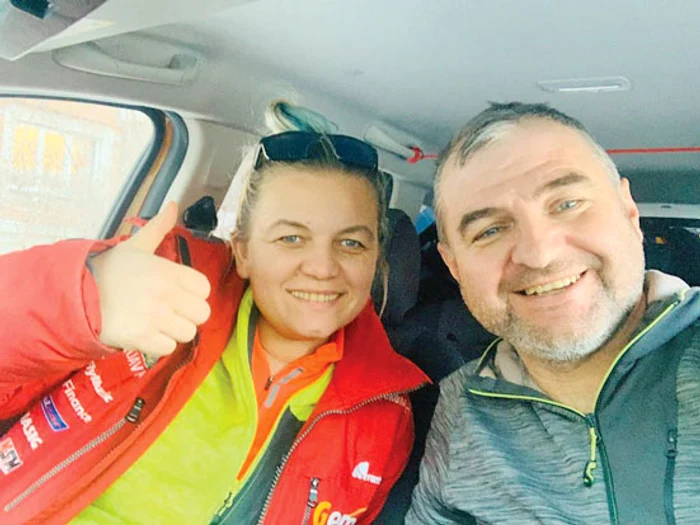 Cei doi soţi sunt  fericiţi: au pornit  spre casă 