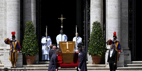 Papa Francisc este condus pe ultimul drum FOTO EPA-EFE 