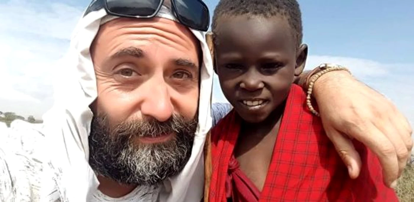 Avocatul Andrei Vlădăreanu şi unul dintre copiii din Africa FOTO Arhivă personală