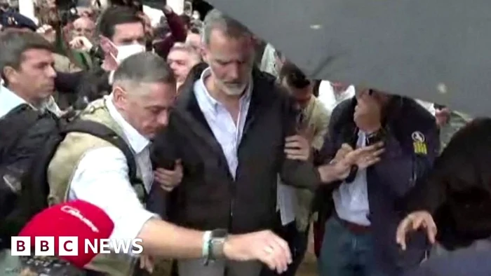 Oamenii s-au răzbunat pe oficialii țării în urma dezastrului provocat de inundații FOTO Captură BBC 