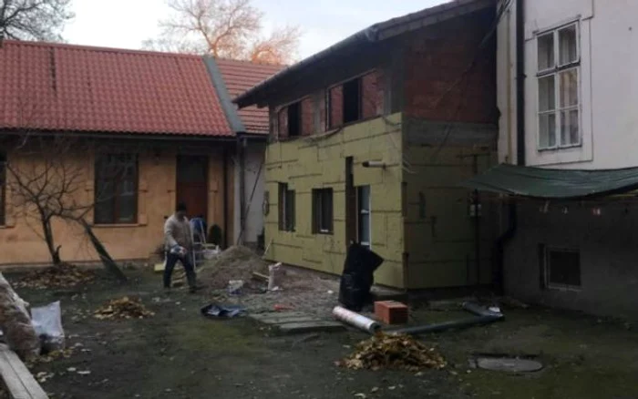 Proprietarul unei clădiri „demolate” în vara anului 2019 a început să izoleze pereţii construcţiei