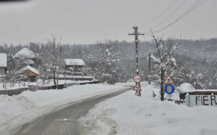 Zăpada creează mari probleme echipelor de la CEZ FOTO Corina Macavei