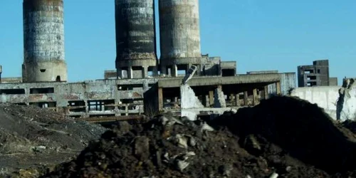 Stâlpul făcea legătura între fostul combinat chimic și stația electrică de transformare