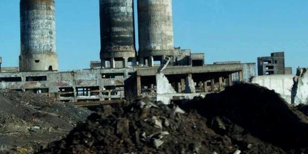 Stâlpul făcea legătura între fostul combinat chimic și stația electrică de transformare