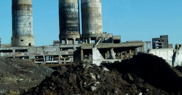 Stâlpul făcea legătura între fostul combinat chimic și stația electrică de transformare