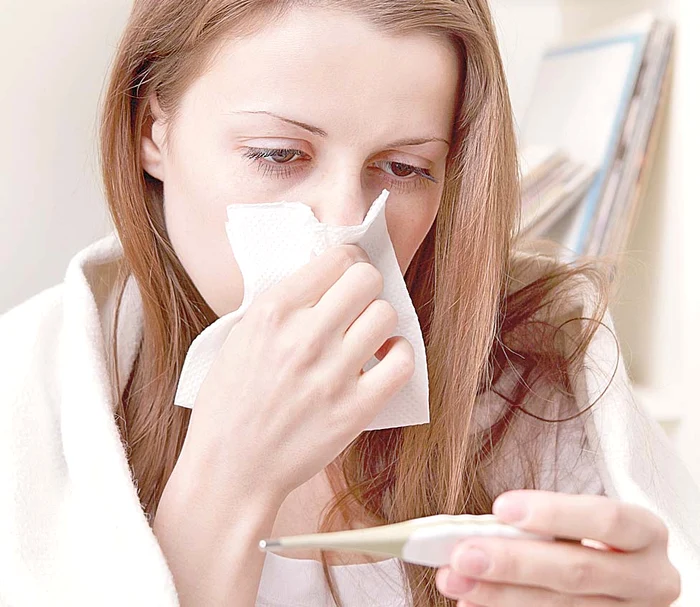 Gripa obişnuită se manifestă prin febră şi nas înfundat