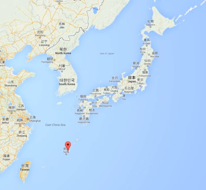 
    Poziţionarea insulei Okinawa faţă de Japonia (Google Maps)  