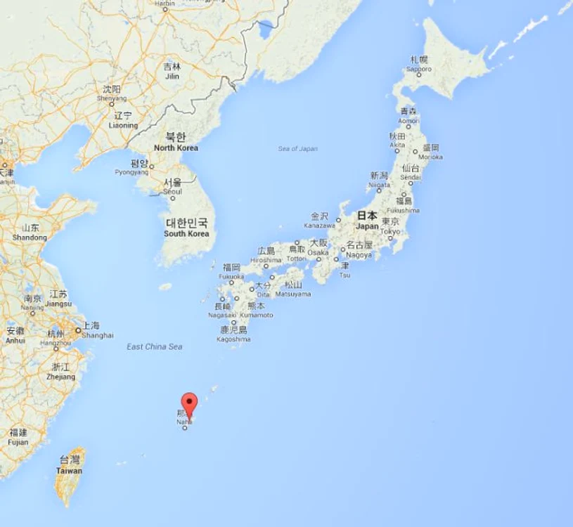 
    Poziţionarea insulei Okinawa faţă de Japonia (Google Maps)  