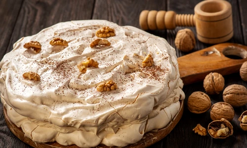 Tort de bezea  Sursa foto shutterstock 1717705807 jpg