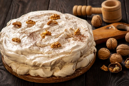 Tort de bezea  Sursa foto shutterstock 1717705807 jpg