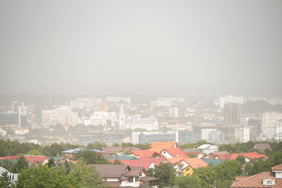 Misteriosul nor uriaș de praf s-a retras de pe cerul din zona de nord-est României. Care este originea lui