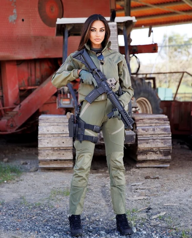 Mădălina Ghenea în uniformă militară SOD 