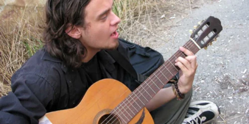 Bacău: Portret/Radu Cotfas: Îşi împarte viaţa între rock şi teatru