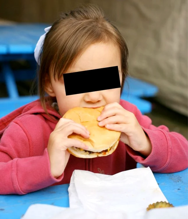 
    Fetiţa a fost uitată într-un fast food (Foto: Arhivă)  