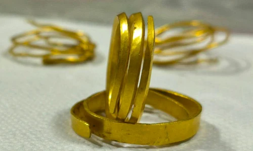 Patru brățări din aur, cu o vechime de 3.300 de ani, descoperite într-o pădure din Gorj  (foto: Facebook)