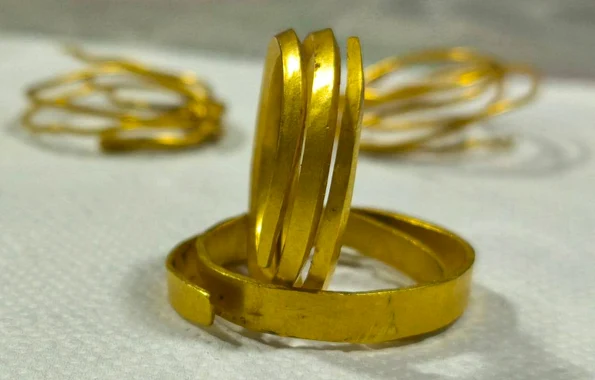 Patru brățări din aur, cu o vechime de 3.300 de ani, descoperite într-o pădure din Gorj (foto: Facebook)