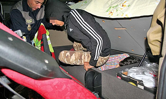 Sirienii au fost  găsiţi în patul  de sub scaunul  şoferului