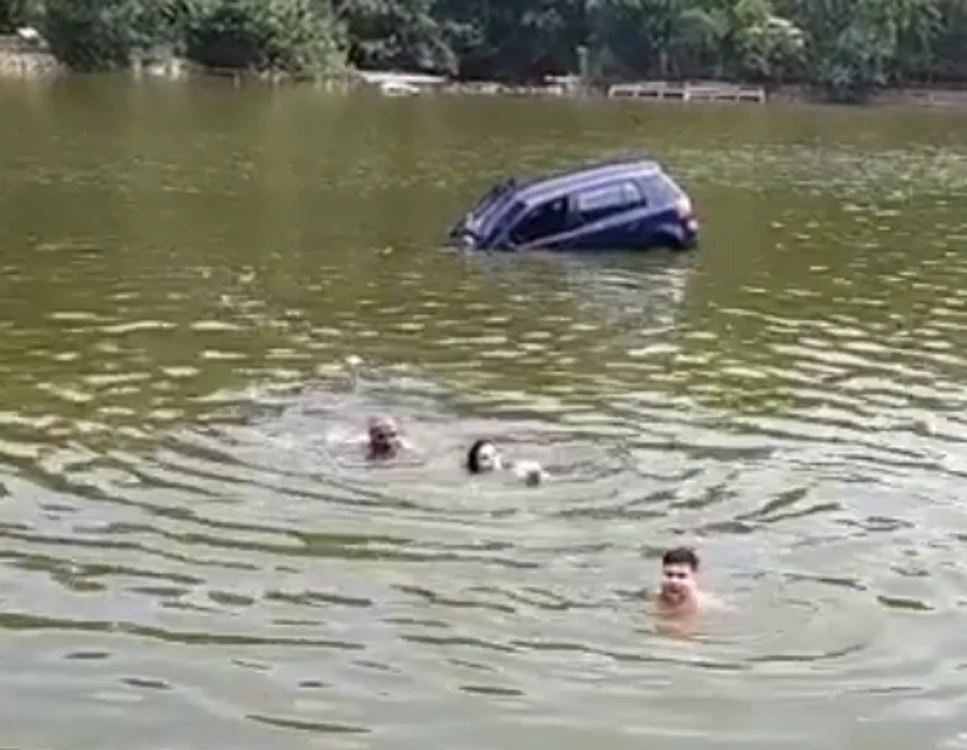 
    Femeia a fost salvată de un polițist localfoto: Facebook  