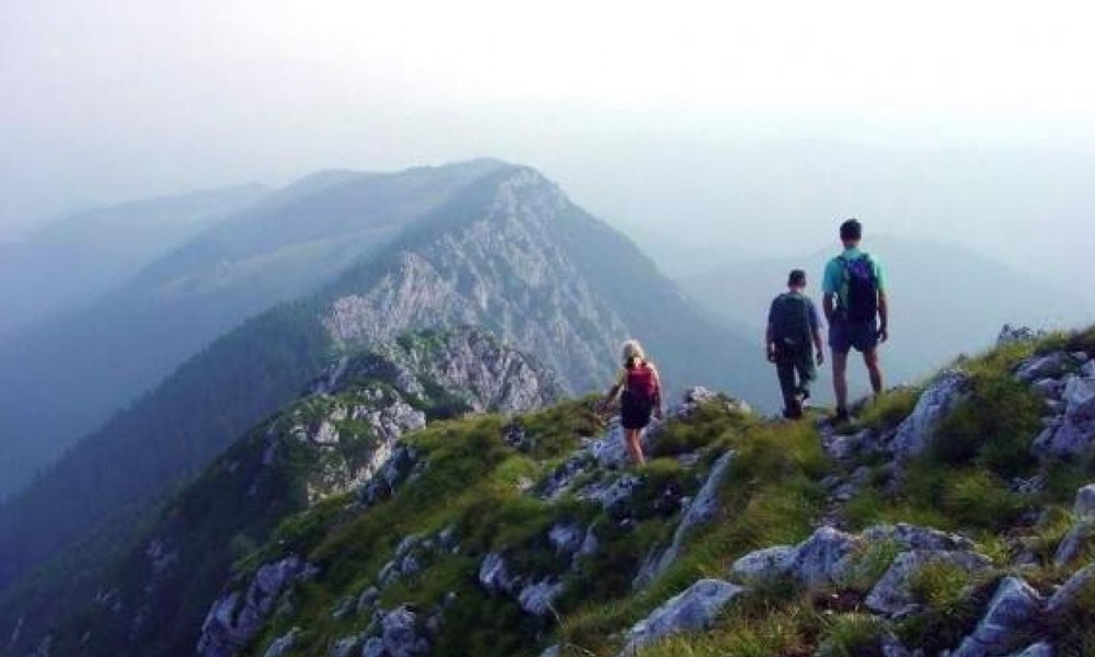 Turist amendat pentru că a urcat în Munții Piatra Craiului fără să aibă buletinul la el. De ce i-a dat dreptate judecătorul