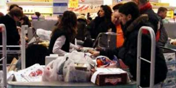 Brăilenii îşi fac cumpărăturile pe ultima sută de metri