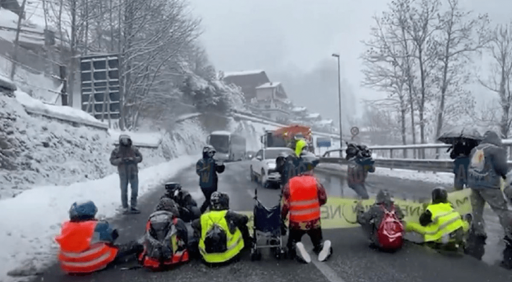 Tunelul Mont Blanc a fost blocat de activiști pentru climă din Franța și Italia