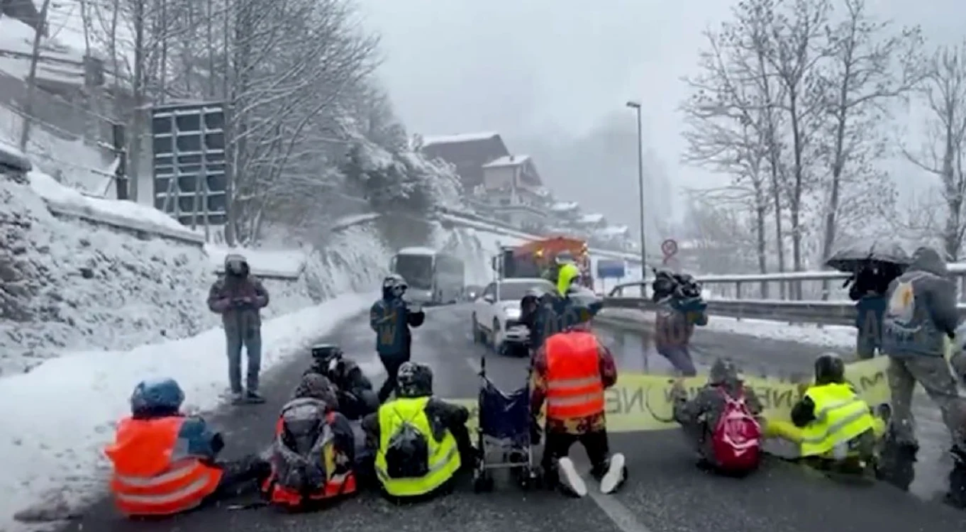 Tunelul Mont Blanc a fost blocat de activiști. Foto: Captură de video YouTube
