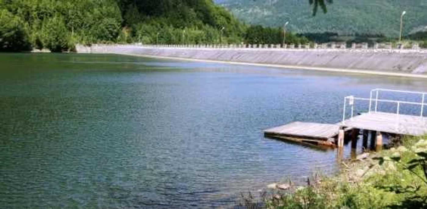 Lacul de acumulare Valea de Peşti. Apele Române.