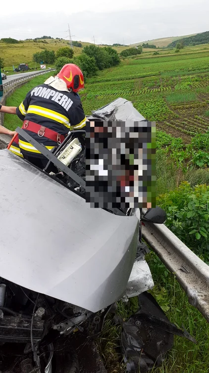 Mașina a fost distrusă. FOTO: ISU Cluj