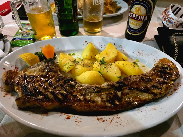 Așa arată o friptură la taverna din Grecia / foto: Facebook