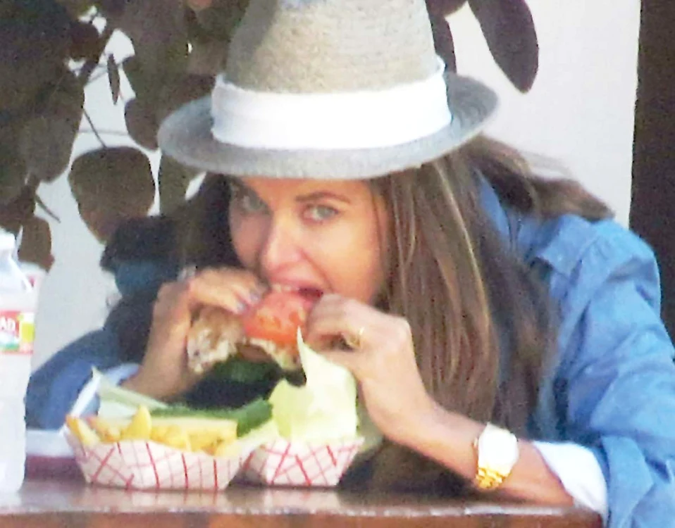 
    Un sendviş uriaş şi un munte de cartofi prăjiţi, asta şi-a comandat  Maria Shriver la prânz  