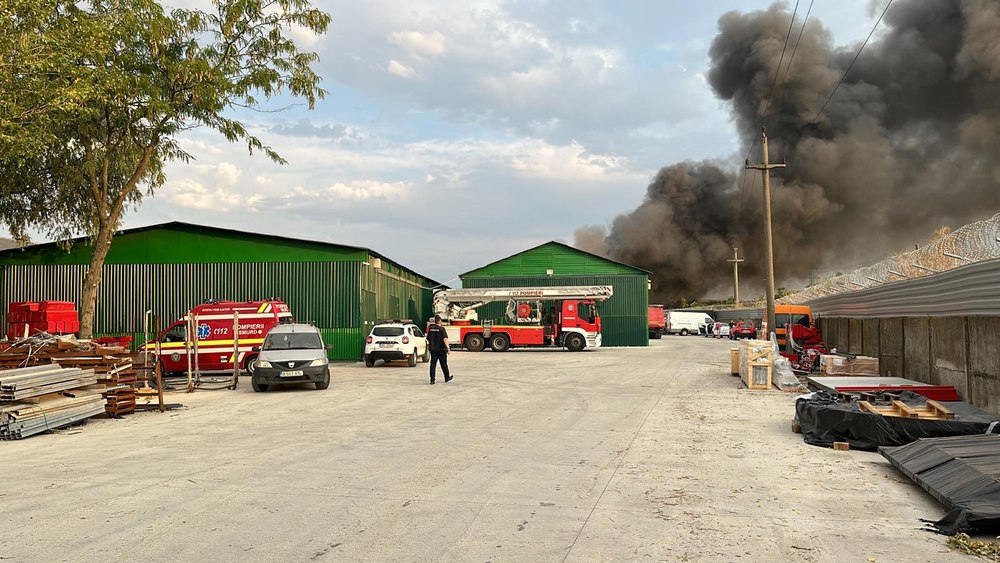  Incendiu la un depozit din Glina. Sunt degajări mari de fum în zonă