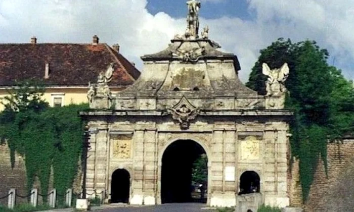 Vestigiile arheologice descoperite în zona interioară a Cetăţii Alba Iulia vor fi restaurate jpeg