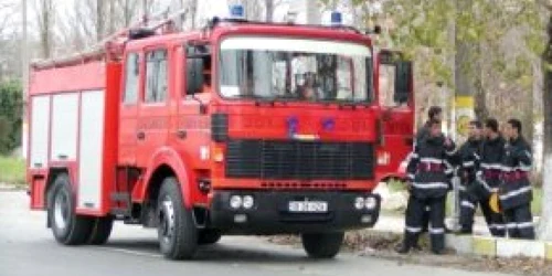 Bacău: Pompierii au transportat apă menajeră în satul Secuieni