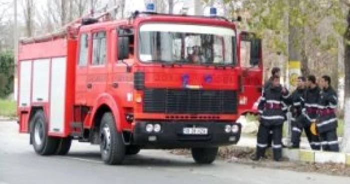 Bacău: Pompierii au transportat apă menajeră în satul Secuieni