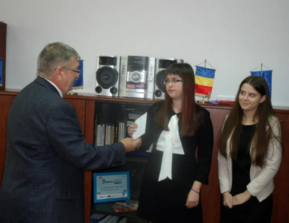 Mădălina şi Oana au fost premiate de inspectorul şcolar general  FOTO: Ştefan Borcea