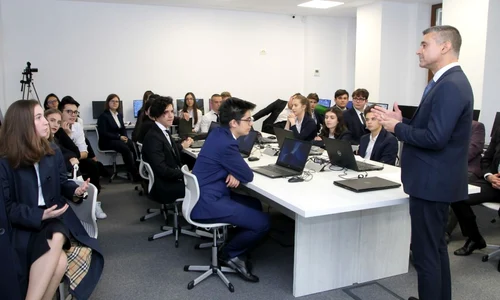 Prima generație de absolvenți ai unui curs de diplomație digitală pentru elevi a primit diplomele la MAE jpeg