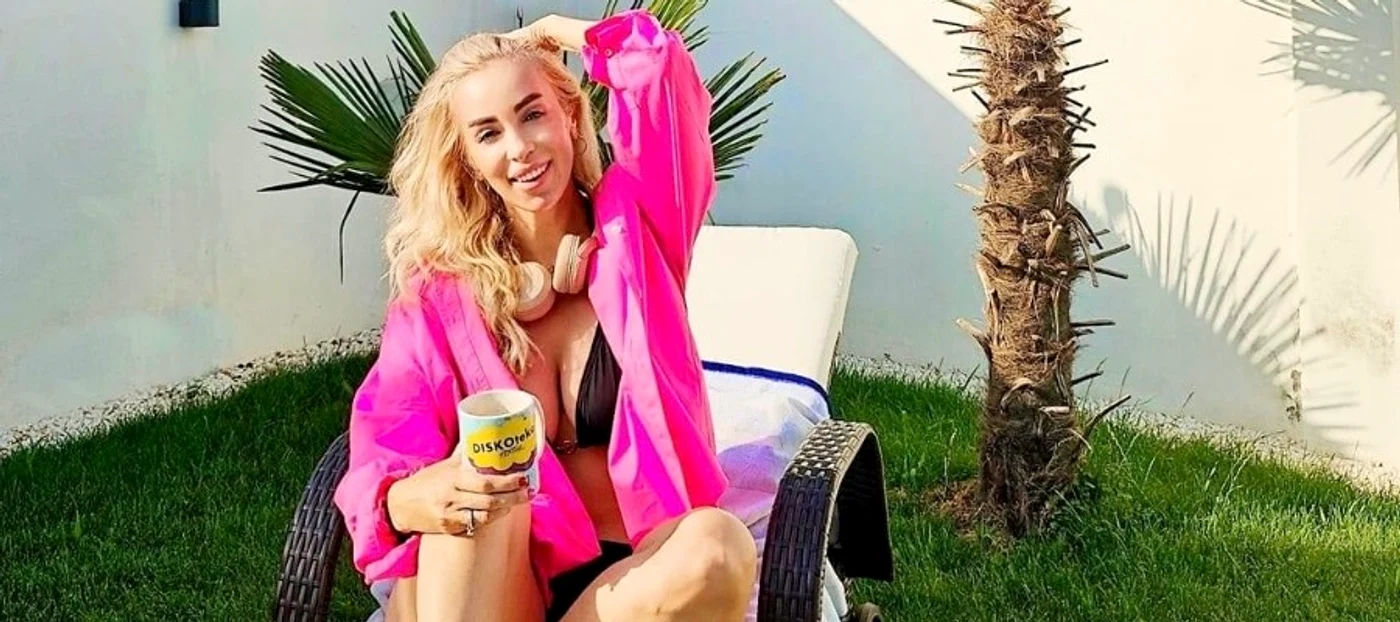 Annes are doi palmieri în curte foto: Instagram 