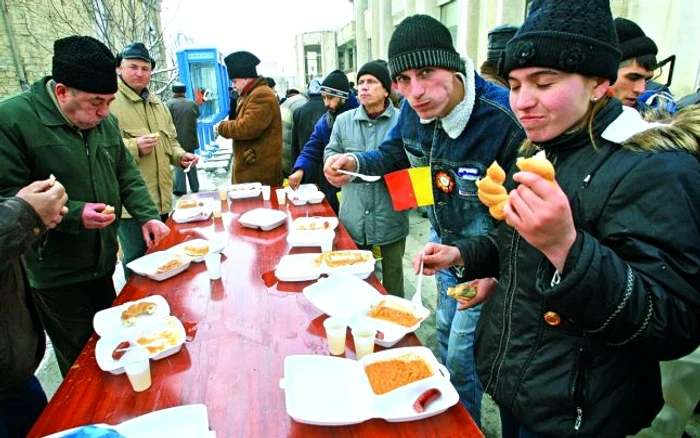 
    Mii de porții de fasole cu cârnați vor fi împărție pofticioșilor sosiți la paradă  