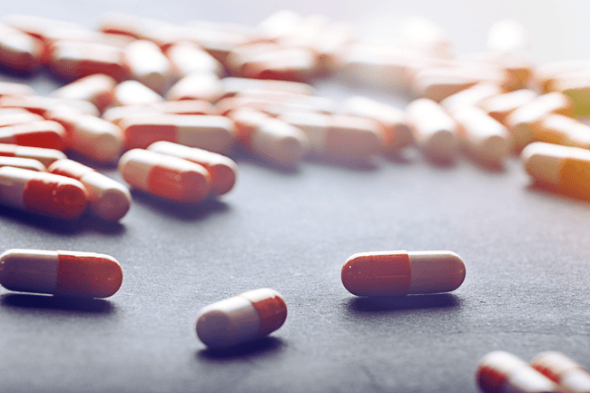 De ce avem farmacii la fiecare colț de stradă? România, pacientul anxios cu geanta plină de pastile