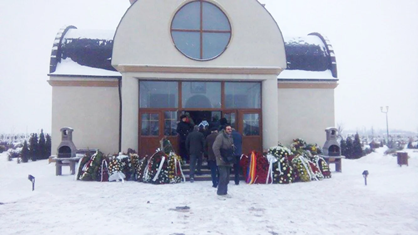 Zecile de coroane aduse de rude și colegii repretatului actor George Alexandru au fost transportate la cimitir