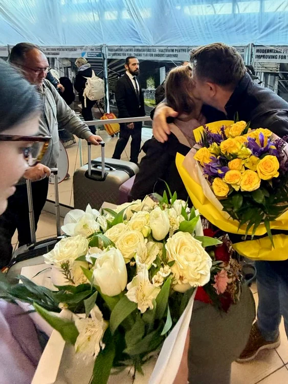 Horia și a așteptat familia la aeroport (1) jpg