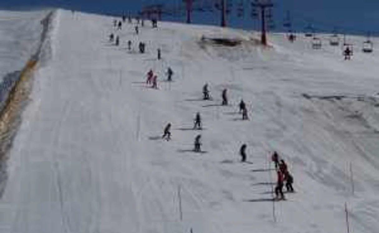 Zăpada a atins 30 de centimetri pe pârtiile din staţiuni