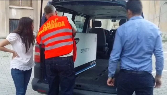 
    Un chelner din Capitală a încercat să îi dea ţeapă propriei patroane, dându-se drept inspector antifraudăfoto: arhivă  