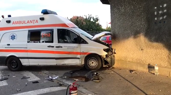 Ambulanța a fost proiectată în peretele unei case FOTO D.F.