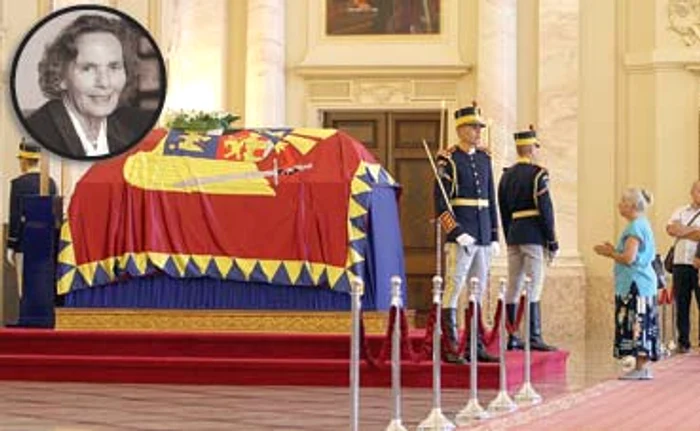 
     Sicriul cu trupul neînsufleţit  al Reginei Ana a stat două zile  în Sala Tronului din Palatul RegalFoto: David Muntean  